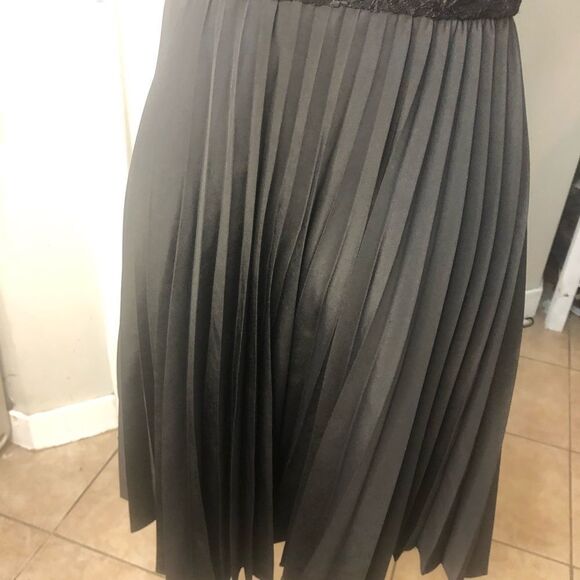 Bebe Lace Pleated Dress Size Medium - Picture 8 of 11